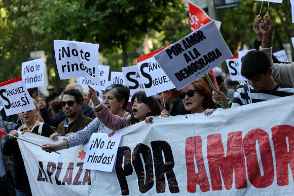페드로 산체스 스페인 총리 지지자들이 28일(현지시각) 수도 마드리드 거리에서 총리직 유지를 촉구하는 집회를 하고 있다. 마드리드/로이터 연합뉴스