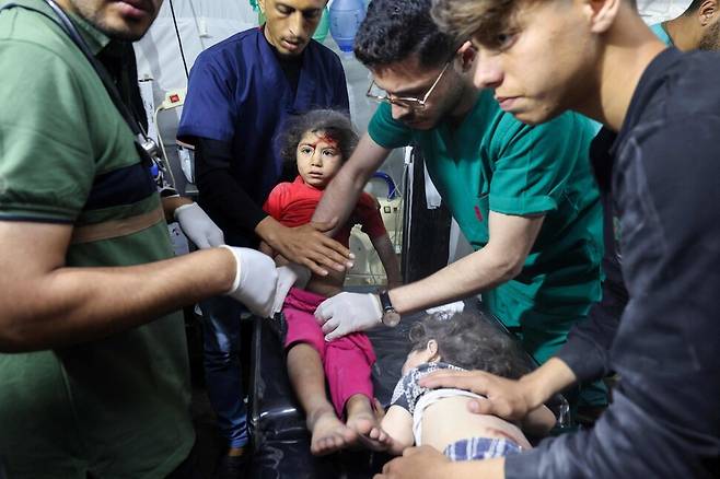 20일(현지시각) 팔레스타인 가자지구 최남단 라파흐에 있는 쿠웨이트 병원에서 이스라엘 폭격으로 다친 어린이가 치료를 받고 있다. 라파흐/AFP 연합뉴스