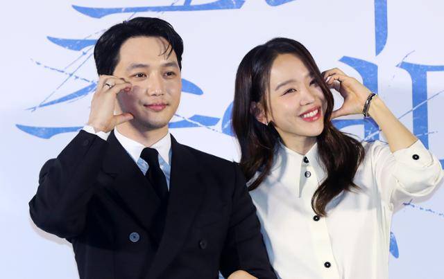 변요한(왼쪽)과 신혜선이 '그녀가 죽었다'에 대해 설명했다. 뉴시스