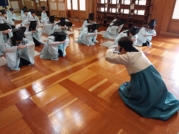 대구 병암서원에서 예절체험교실이 열리고 있다. [사진=대구시교육청]