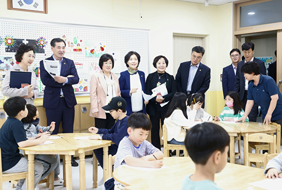 대구시의회 교육위 소속 시의원들이 수성초등학교에서 학생들의 수업을 참관하고 있다. [사진=대구시의회]