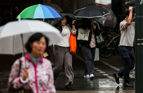 서울 종로구 세종대로에서 우산을 쓴 시민들이 이동하고 있다. [사진=뉴시스]