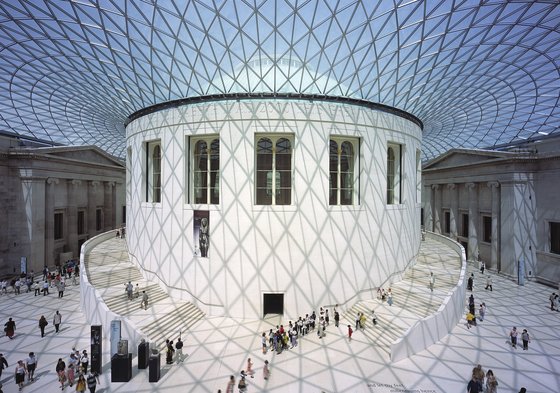 건물의 안뜰에 유리천장을 덮어 변모시킨 영국박물관 대중정. Nigel Young 촬영. [사진 Foster + Partners]