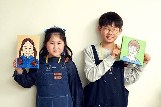 팝아트 작가들이 사용했던 기법으로 자신의 초상화를 그린 최은서(왼쪽)·이서준 학생기자.