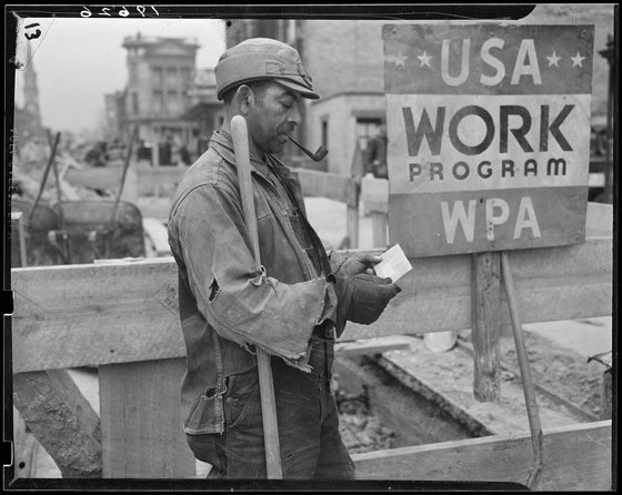 대공황 당시 뉴딜정책을 통해 일자리를 얻은 미국 노동자.