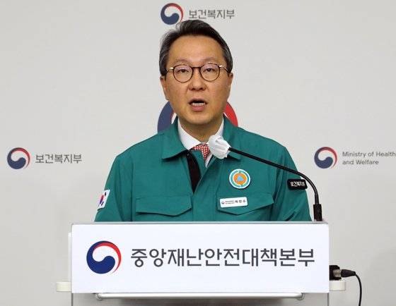 박민수 보건복지부 제2차관이 29일 오전 정부세종청사 보건복지부 브리핑룸에서 의사 집단행동 중앙재난안전대책본부 회의 결과를 설명하고 있다. 연합뉴스