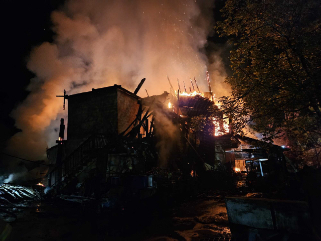 ▲ 지난 28일 오후 9시 16분쯤 홍천 서면 모곡리 한 단독주택에서 원인을 알 수 없는 화재가 발생했다. 사진제공=홍천소방서