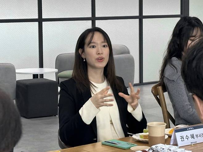 지난 25일 충북 오송읍의 노바렉스 공장에서 권수혜 부사장이 기자들에게 향후 사업의 비전에 대해 설명하고 있다. / 사진=노바렉스 제공