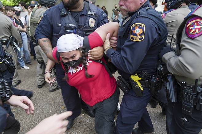 지난 24일(현지시간) 미국 텍사스주 오스틴의 텍사스대 캠퍼스에서 팔레스타인 지지 시위를 벌이던 여성이 경찰에 연행되고 있다. 아이비리그에서 시작된 대학가의 친팔레스타인 시위는 미국 전역으로 확산하는 추세다. AP연합뉴스