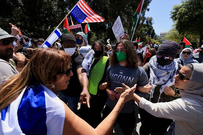 친이·친팔 학생들 실랑이 미국 캘리포니아대 로스앤젤레스 캠퍼스(UCLA)의 친팔레스타인 학생들과 친이스라엘 학생들이 28일(현지시간) 교내에서 맞불 집회 중 실랑이를 벌이고 있다. 로이터연합뉴스