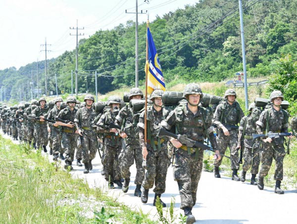 2019년 해군사관생도들이 충남 아산시 이순신 백의종군로 구간을 행군하고 있다.