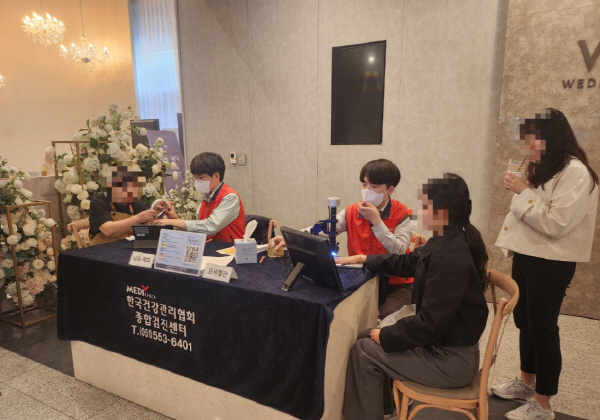 한국건강관리협회 부산동부검진센터는 지난 24일 국민연금공단 부산지역본부에서 건강캠페인을 진행했다. 한국건강관리협회 부산동부지부 제공
