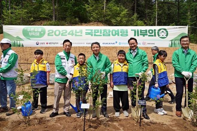 29일 강원 국립춘천숲체원에서 열린 '기부의 숲' 행사에서 대한적십자사, 기부기업 대표 등 참석자들과 나무를 심고 있다.