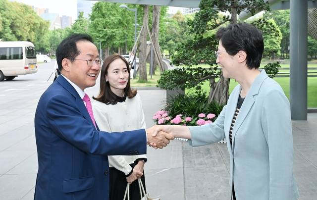 중국 청두시를 방문한 홍준표 대구시장(왼쪽)이 지난 27일 만찬 장소에서 스샤오린 당서기를 만나 악수를 나누고 있다. 대구시 제공