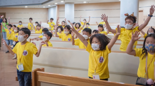 당진동일교회 비전스쿨 어린이들이 영어 페스티벌에 참여해 찬양하며 율동하는 모습. 당진동일교회 제공