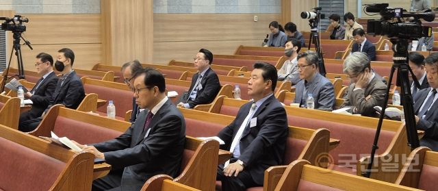 여성 사역자 처우 개선을 위한 공청회에 참석한 교단 관계자들이 29일 대전남부교회에서 발표를 듣고 있다.
