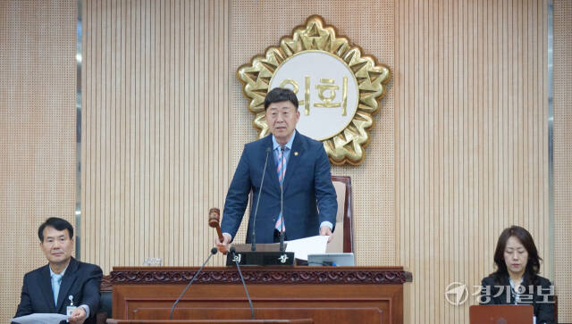 지난 19일 열린 고양특례시의회 제283회 임시회 제1차 본회의에서 김영식 의장이 개회를 선언하고 있다. 신진욱기자
