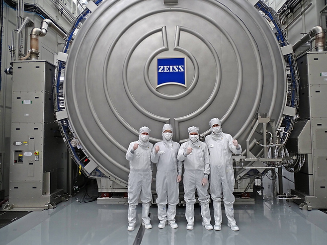 (Second from left) Jay Y. Lee, Executive chairman of Samsung Electronics, poses for a photo during his visit to ZEISS headquarters on April 26, 2024. [Photo provided by Samsung Electronics Co.]