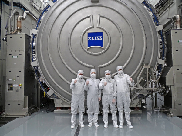 26일(현지 시간) 독일 오버코헨 ZEISS 본사를 방문한 이재용 삼성전자 회장(왼쪽에서 두번째)이 최신 반도체 장비를 살펴본 뒤 칼 람프레히트(Karl Lamprecht) ZEISS그룹 CEO(왼쪽에서 세번째), 안드레아스 페허(Andreas Pecher) ZEISS SMT(Semiconductor Manufacturing Technology) CEO(왼쪽에서 첫번째)와 함께 기념사진을 촬영하는 모습 /사진제공=삼성전자