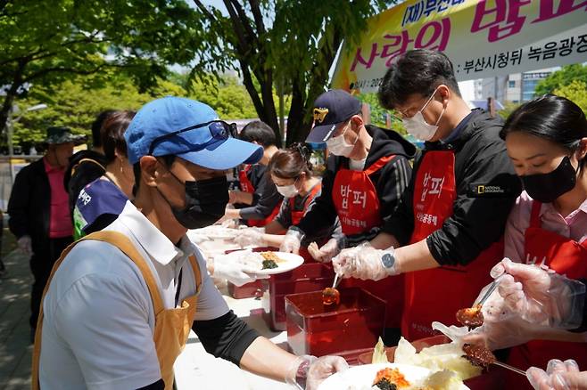 부산테크노파크 임직원이 부산밥퍼나눔공동체의 '사랑의 밥퍼 나눔'에 참여해 급식 봉사활동을 하고 있다./사진제공=부산테크노파크