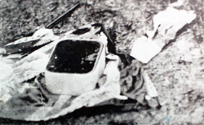 윤봉길은 도시락 모양, 물통 모양의 두 폭탄을 준비했으나 물통 폭탄 만을 사용했다. 이와 관련해 여러 의견이 제기된다. 사진은 윤봉길이 홍커우 공원에서 소지한 도시락 폭탄. /사진= 독립기념관