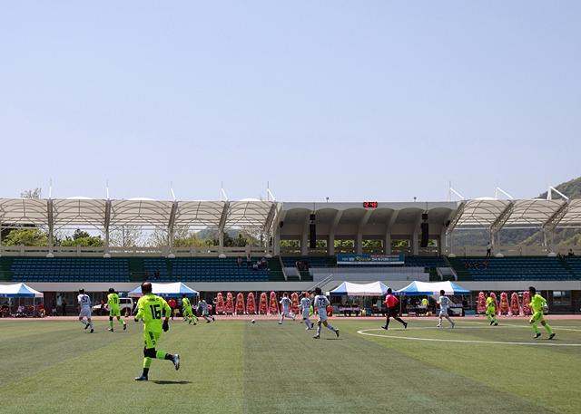 지난 27일부터 28일까지 영양공설운동장 등에서 제3회 영양 별천지배 전국 동호인 축구대회가 열리고 있다./사진제공=경북 영양군