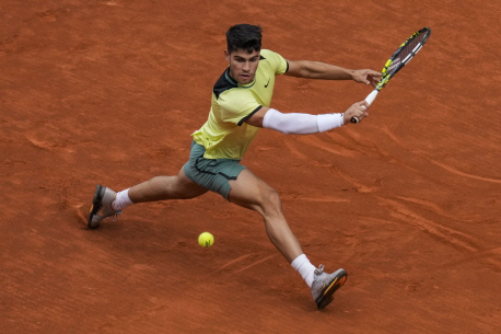 스페인의 카를로스 알카라스가 29일(한국시간) 스페인 마드리드에서 열린 ATP투어 마드리드오픈 단식 3회전에서 공을 리턴하고 있다. AP 뉴시스