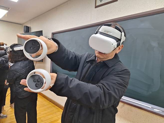 용인특례시가 어르신 안전을 위해 VR을 활용한 가상 체험교육을 하고 있다.[용인시청 제고에