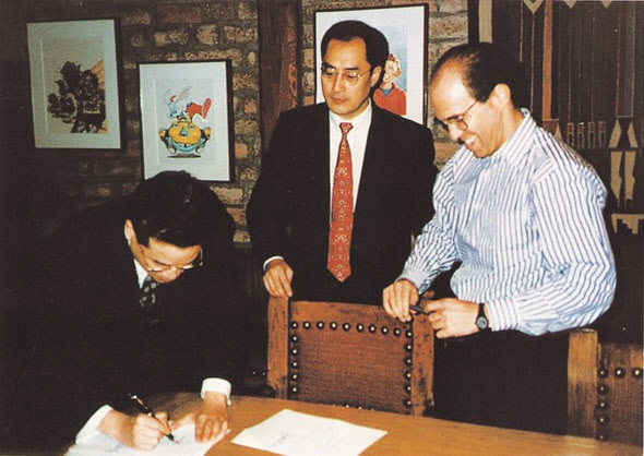이재현 CJ그룹 회장(당시 제일제당 상무)이 1995년 드림웍스 SKG와 투자 계약을 체결하는 모습[CJ그룹 제공]