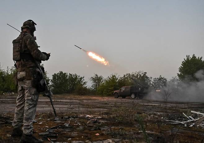 27일(현지시간) 우크라이나 자포리자 지역에서 러시아의 우크라이나 공격이 이어지고 있다. [로이터]