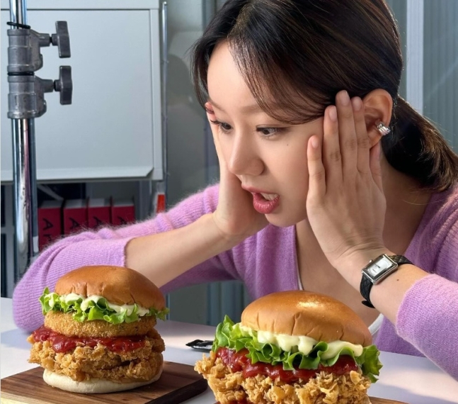배우 혜리가 자신의 인스타그램에 올린 KFC 제품 사진.