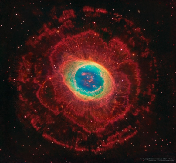 거문고자리에 있는 밤하늘의 셀럽 고리 성운. 2500광년 거리에 있다.(출처/ Hubble, Subaru Telescope)