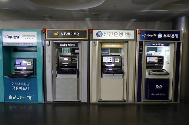 KB·신한·하나·우리 등 국내 4대 금융지주의 은행 현금자동입출금기(ATM)가 나란히 설치돼 있다. ⓒ연합뉴스