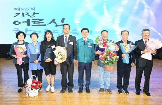 정종복 기장군수(왼쪽 다섯 번째)가 지난 25일 열린 ‘기장어르신 한마당 축제’에서 유공자 표창을 수여한 뒤 기념촬영을 학고 있다. 사진제공 | 부산 기장군