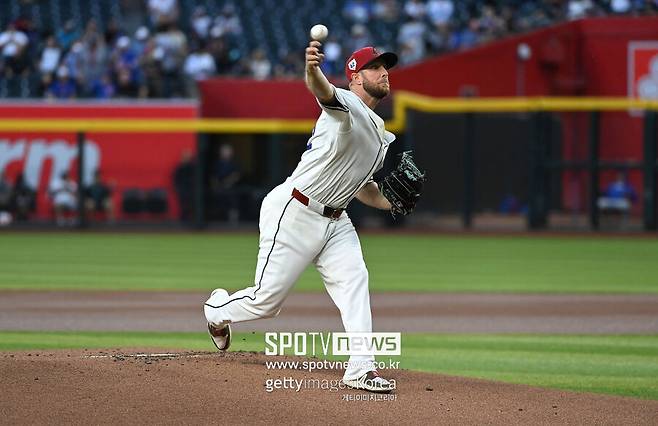 ▲ 올 시즌 좋은 출발을 알렸던 켈리는 갑작스러운 어깨 통증에 발목이 잡혔다