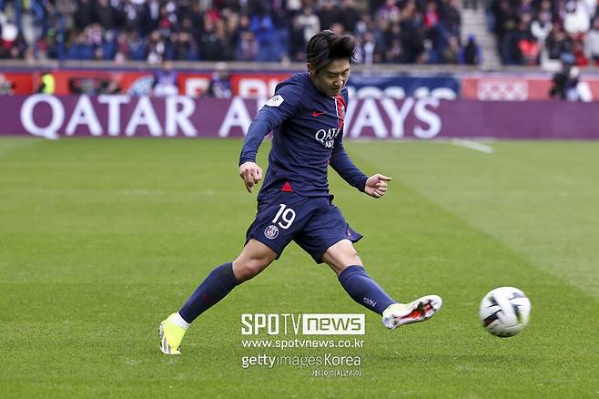 ▲ 이강인은 데뷔 시즌에 정상을 밟아 우승 포스터 한 축을 장식했다. 이강인은 지난해 여름 마요르카에서 파리 생제르맹 유니폼을 입고 한국인 최초 1군 입단에 성공했다. 아시아축구연맹(AFC) 아시안컵 직전 프랑스 슈퍼컵 우승과 MOM을 차지해 우승의 맛을 봤다. 이제 남은 대회는 쿠프드프랑스(FA컵)과 유럽축구연맹(UEFA) 챔피언스리그다.  파리 생제르맹이 로리앙 원정에서 4-1로 이기며 조기 우승까지 단 1승만 남겨두게 됐다. 이후 강등권 르아르브에 이겼다면 더 빨리 트로피를 확보할 수 있었는데 예기치 못한 3-3 무승부를 하게 됐다. 르 아브르에 승점 3점을 가져오지 못하면서, 조기 우승 판도는 AS모나코 승·패에 달렸었다. AS모나코는 전반 1분 만에 위삼 벤예데르의 선제골로 앞섰지만 이후 연달아 실점하며 올랭피크 리옹에 덜미를 잡혔다. 이날 결과에 따라 파리 생제르맹이 3경기를 남겨둔 상황에 우승을 확정할 수 있게 됐다. 파리 생제르맹은 조기 우승 확정 이후 구단 공식 사회관계망서비스(SNS)를 통해 통산 12번째 우승을 기념했다. 1996년부터 정상을 밟았던 이들은 2022년부터 올해까지 세 시즌 연속 프랑스 리그앙 정복에 성공했다