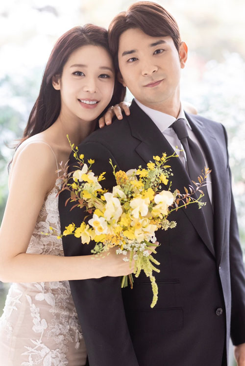 ▲ 두산 베어스 강승호(오른쪽)와 아내 홍지효 씨의 결혼 사진. ⓒ 두산 베어스