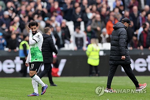 리버풀이 27일(한국시간) 잉글랜드 런던에 있는 런던 스타디움에서 열린 웨스트햄과의 2023-2024시즌 프리미어리그 35라운드 원정 경기에서 2-2로 비겼다.   리버풀은 이날 경기에서 승점 1점 확보에 그치며 3위(22승 9무 4패 승점 75)에 그쳤다. 2경기를 덜 치른 2위 맨체스터 싵(23승 7무 3패 승점 76)보다 뒤쳐졌고 선두 아스널(24승 5무 5패 승점 77)도 한 경기를 덜 치른 상태여서 사실상 리버풀이 우승 판도를 뒤집기 상당히 어려워졌다. 이날 후반 교체를 기다리던 모하메드 살라와 위르겐 클롭 감독이 터치라인에서 언쟁을 벌이며 리그 막판 분열되는 모습을 보였다. 연합뉴스