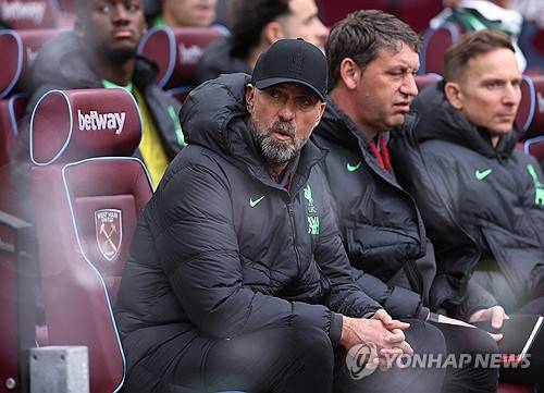 리버풀이 27일(한국시간) 잉글랜드 런던에 있는 런던 스타디움에서 열린 웨스트햄과의 2023-2024시즌 프리미어리그 35라운드 원정 경기에서 2-2로 비겼다.&nbsp;  리버풀은 이날 경기에서 승점 1점 확보에 그치며 3위(22승 9무 4패 승점 75)에 그쳤다. 2경기를 덜 치른 2위 맨체스터 싵(23승 7무 3패 승점 76)보다 뒤쳐졌고 선두 아스널(24승 5무 5패 승점 77)도 한 경기를 덜 치른 상태여서 사실상 리버풀이 우승 판도를 뒤집기 상당히 어려워졌다. 이날 후반 교체를 기다리던 모하메드 살라와 위르겐 클롭 감독이 터치라인에서 언쟁을 벌이며 리그 막판 분열되는 모습을 보였다. 연합뉴스