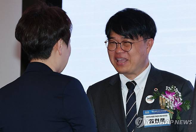 참석자들과 인사나누는 임현택 의협 차기 회장 (서울=연합뉴스) 서대연 기자