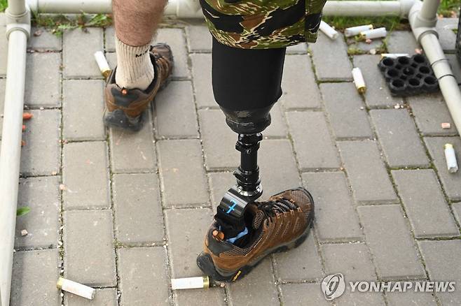 우측 다리가 절단된 우크라이나 군인이 르비우 재활 재활센터에서 사격훈련 하는 모습. (기사 내용과 직접 관계 없음) [AFP=연합뉴스 자료사진. 재판매 및 DB 금지]