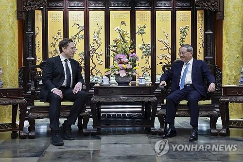 28일 베이징을 깜짝 방문해 '중국 2인자' 리창 국무원 총리를 만나는 일론 머스크 테슬라 CEO(왼쪽)
[신화/AP 연합뉴스 자료사진. 재판매 및 DB 금지]