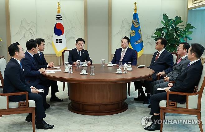 이재명 대표, 윤석열 대통령과 영수회담 발언 (서울=연합뉴스) 홍해인 기자 = 더불어민주당 이재명 대표가 29일 서울 용산 대통령실 집무실에서 열린 윤석열 대통령과의 영수회담에서 발언하고 있다. 왼쪽부터 더불어민주당 박성준 수석대변인, 천준호 대표비서실장, 진성준 정책위의장, 이 대표, 윤 대통령, 정진석 대통령비서실장, 홍철호 정무수석, 이도운 홍보수석. 2024.4.29 hihong@yna.co.kr