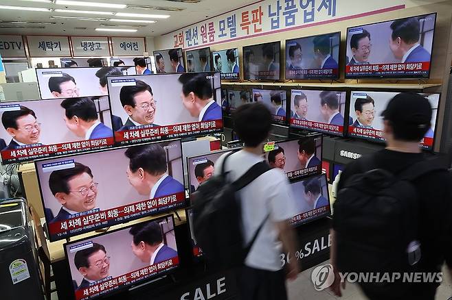 윤 대통령-이재명 대표 회담에 쏠린 관심 (서울=연합뉴스) 김주형 기자 = 29일 서울 용산 전자상가 매장에 윤석열 대통령과 더불어민주당 이재명 대표의 회담 장면이 TV로 보도되고 있다. 2024.4.29 kjhpress@yna.co.kr