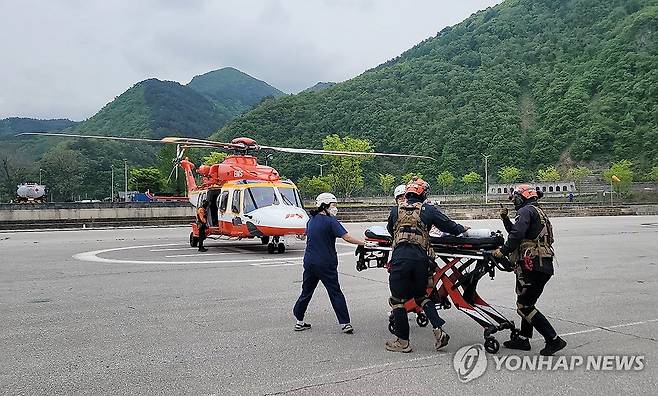 소방청, 소방헬기로 4세 남아 긴급 이송 (서울=연합뉴스) 심장병 수술을 받은 뒤 갑자기 산소포화도가 떨어져 긴급 수술이 필요했던 4세 남아가 29일 오전 소방청 소방헬기를 이용해 강원도 정선에서 서울로 긴급 이송되고 있다.
    해당 아동은 소방헬기를 이용해 성남 서울공항에 도착한 뒤 구급차로 삼성서울병원으로 이송됐다. 2024.4.29 [소방청 제공. 재판매 및 DB금지] photo@yna.co.kr