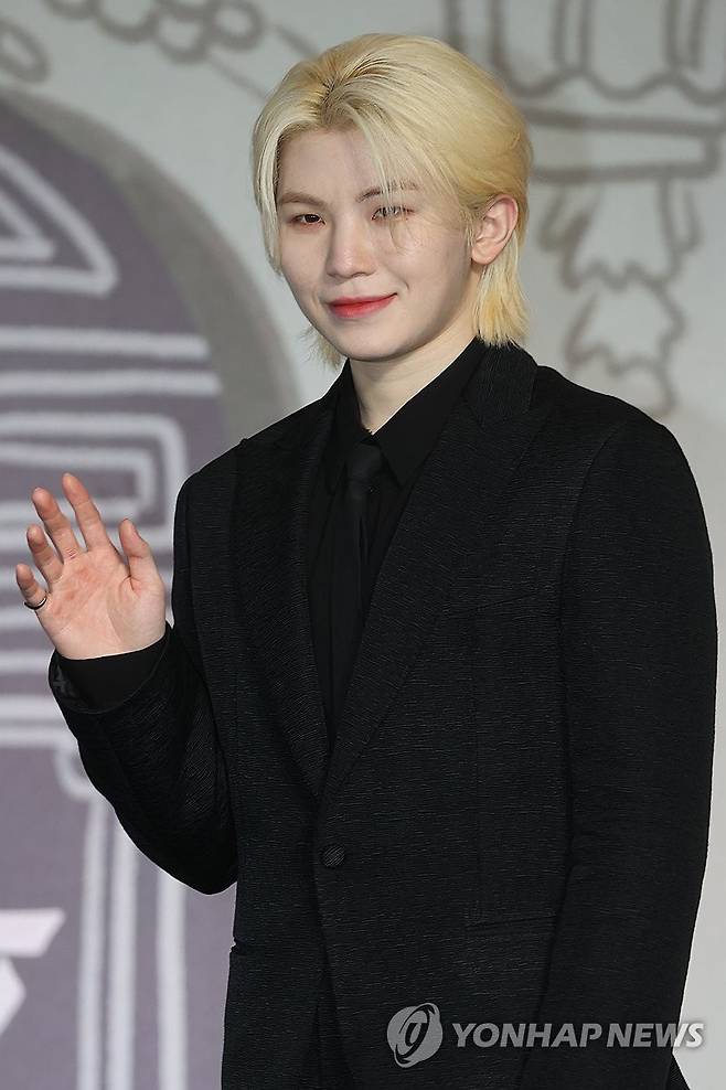 인사하는 우지 (서울=연합뉴스) 류효림 기자 = 그룹 세븐틴의 우지가 29일 서울 여의도 콘래드호텔에서 열린 베스트 앨범 '17 IS RIGHT HERE' (세븐틴 이즈 라이트 히어) 발매기념 기자간담회에서 포즈를 취하고 있다. 2024.4.29 ryousanta@yna.co.kr