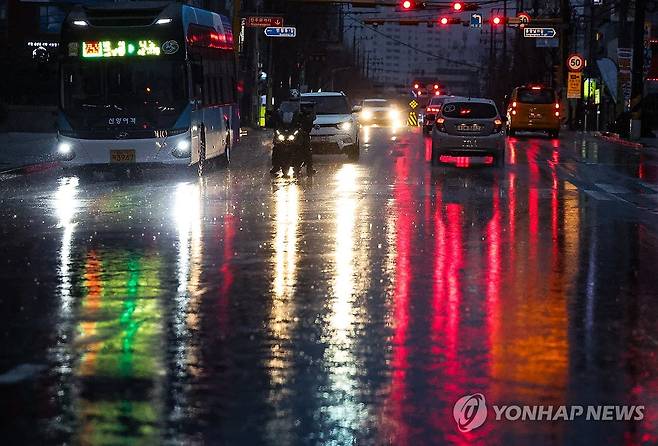 남부지방 봄비 주르륵 [연합뉴스 자료사진]