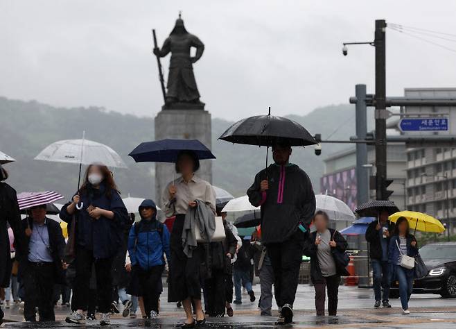 지난 24일 서울 광화문사거리에서 시민들이 우산을 쓰고 횡단보도를 건너고 있다. (사진=연합뉴스)