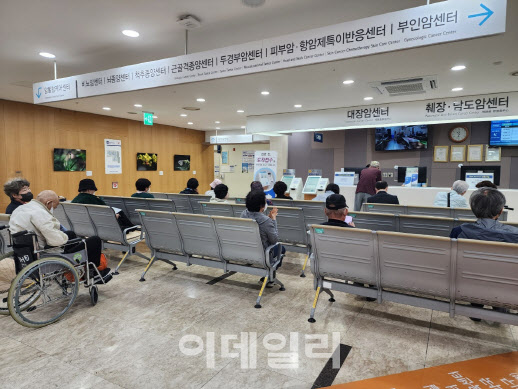 30일 서울 종로구 서울대병원에는 사람들이 차분한 분위기 속에서 진료를 기다리고 있다. (사진=황병서 기자)