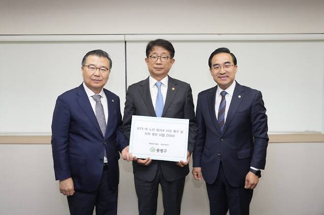 (왼쪽부터)류경기 중랑구청장, 박상우 국토교통부 장관, 박홍근 더불어민주당 국회의원(사진=중랑구청)